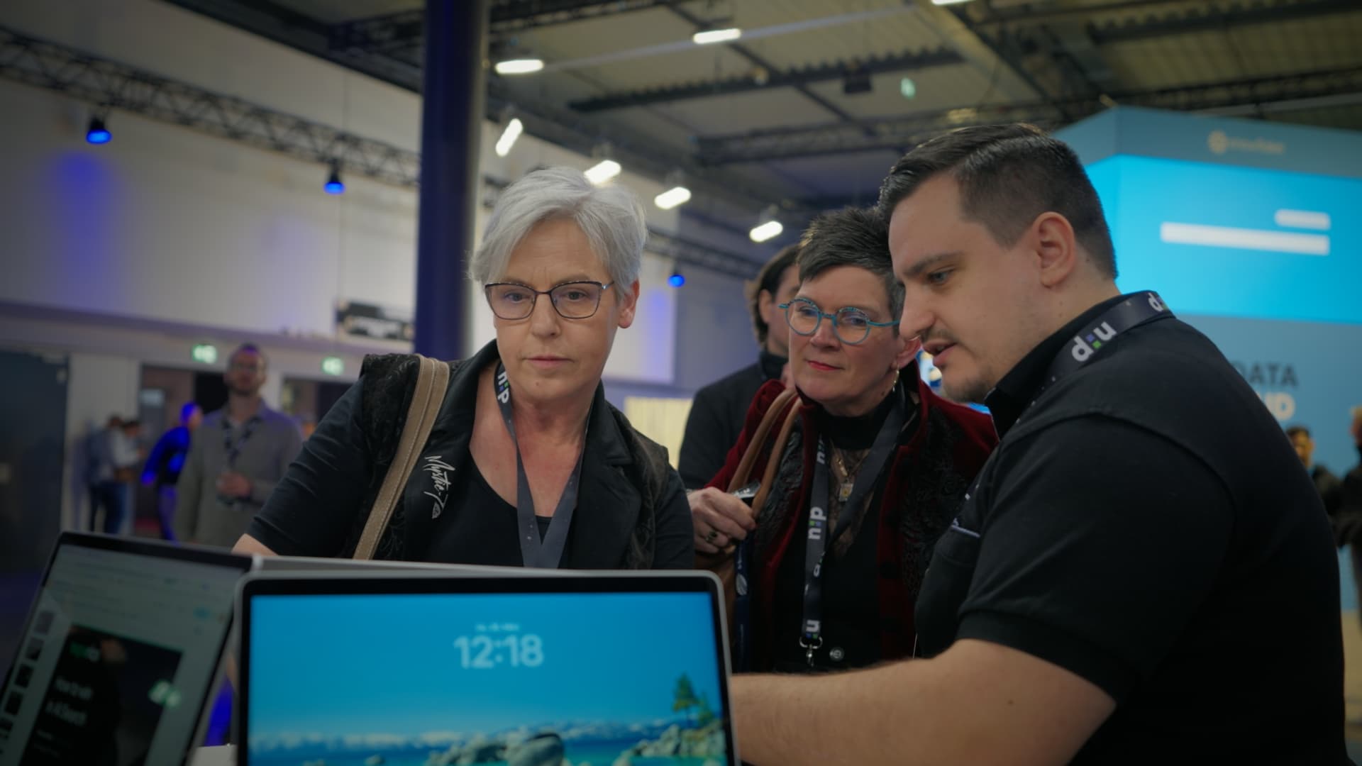 Beratungsgespräch am experics-Stand auf der data unplugged Konferenz.
