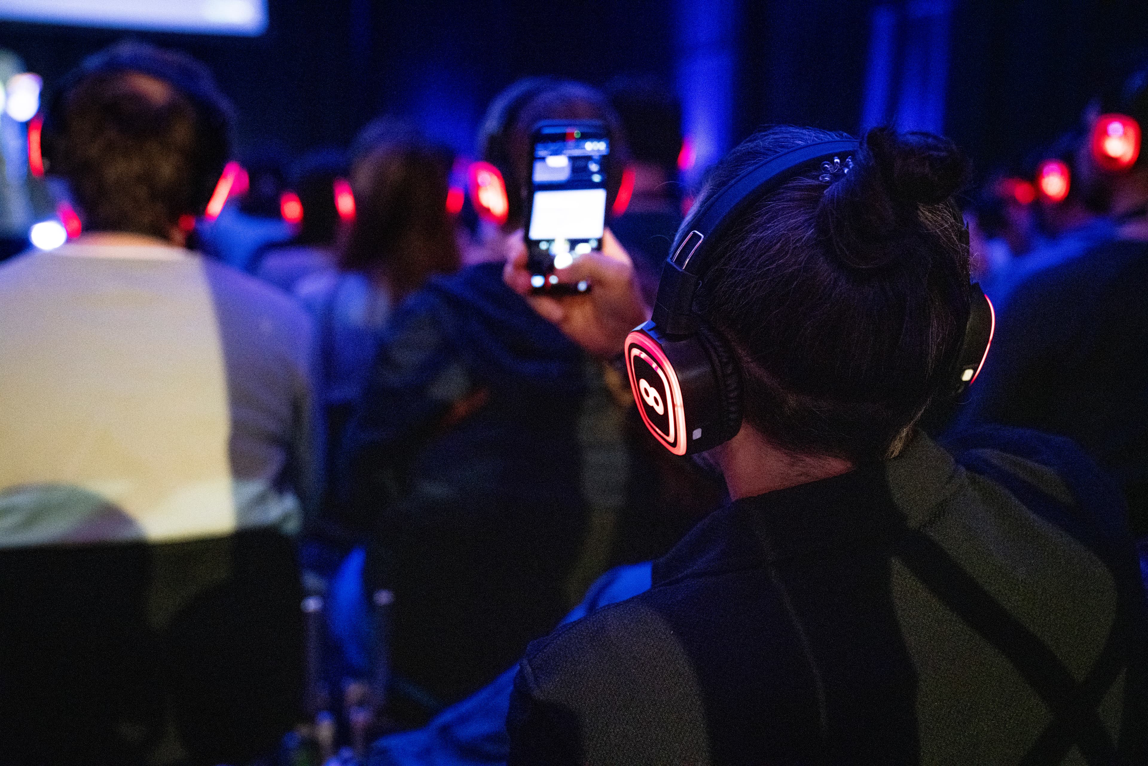 Publikum mit Headsets in der Konferenz-Atmosphäre der data unplugged.