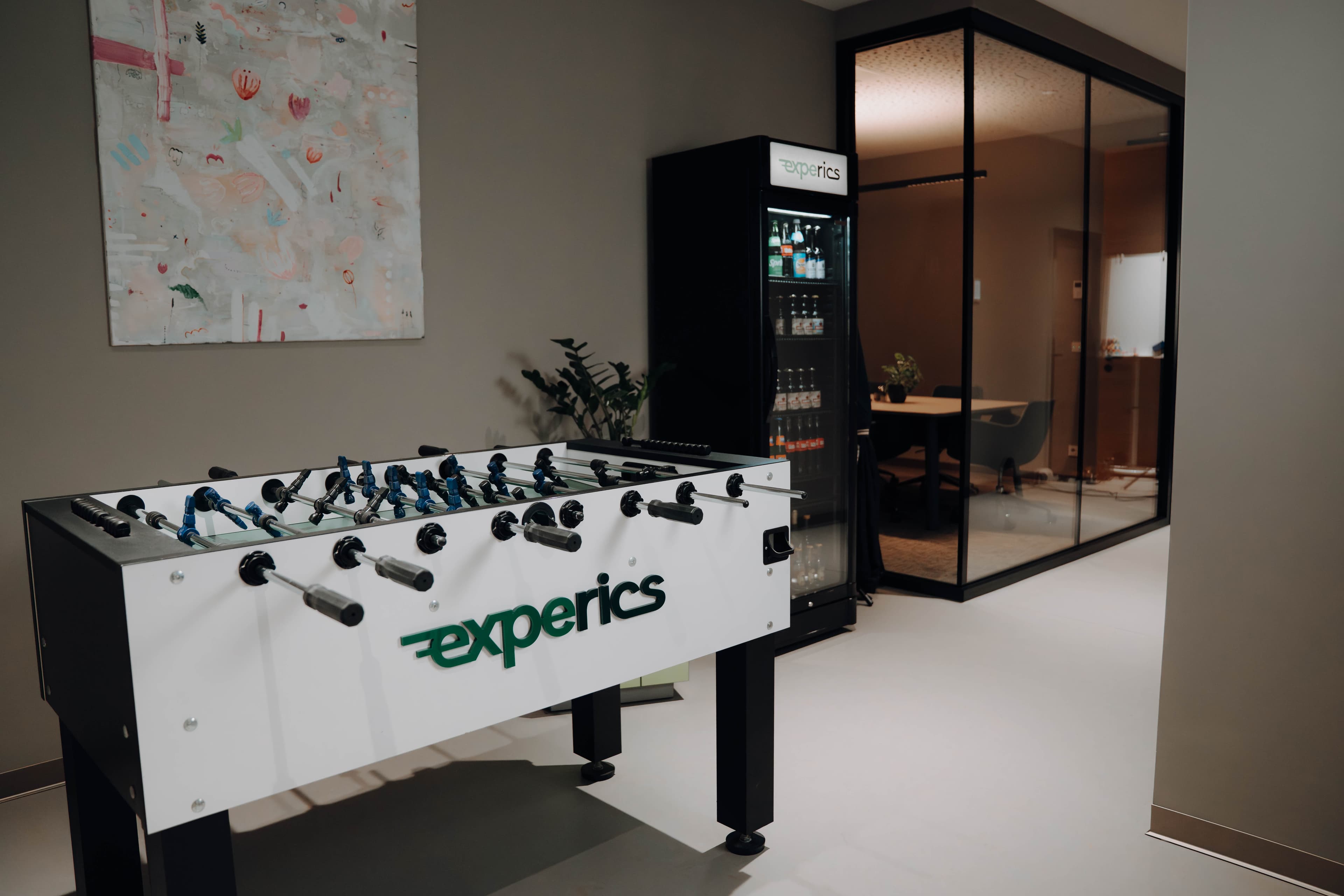experics-Lounge mit Kicker und Getränkekühlschrank.