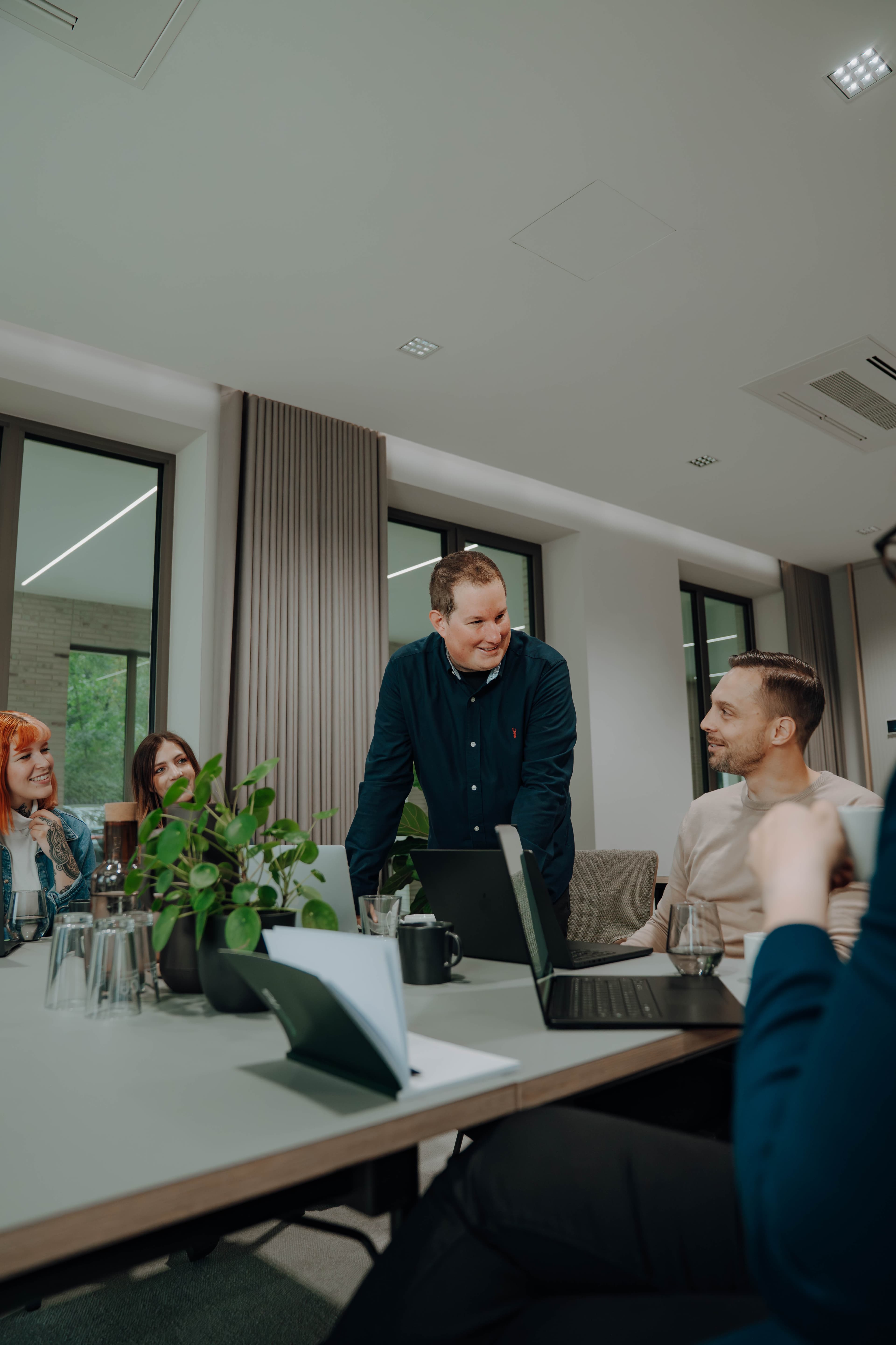 experics-Team in einer Strategiebesprechung im Konferenzraum.