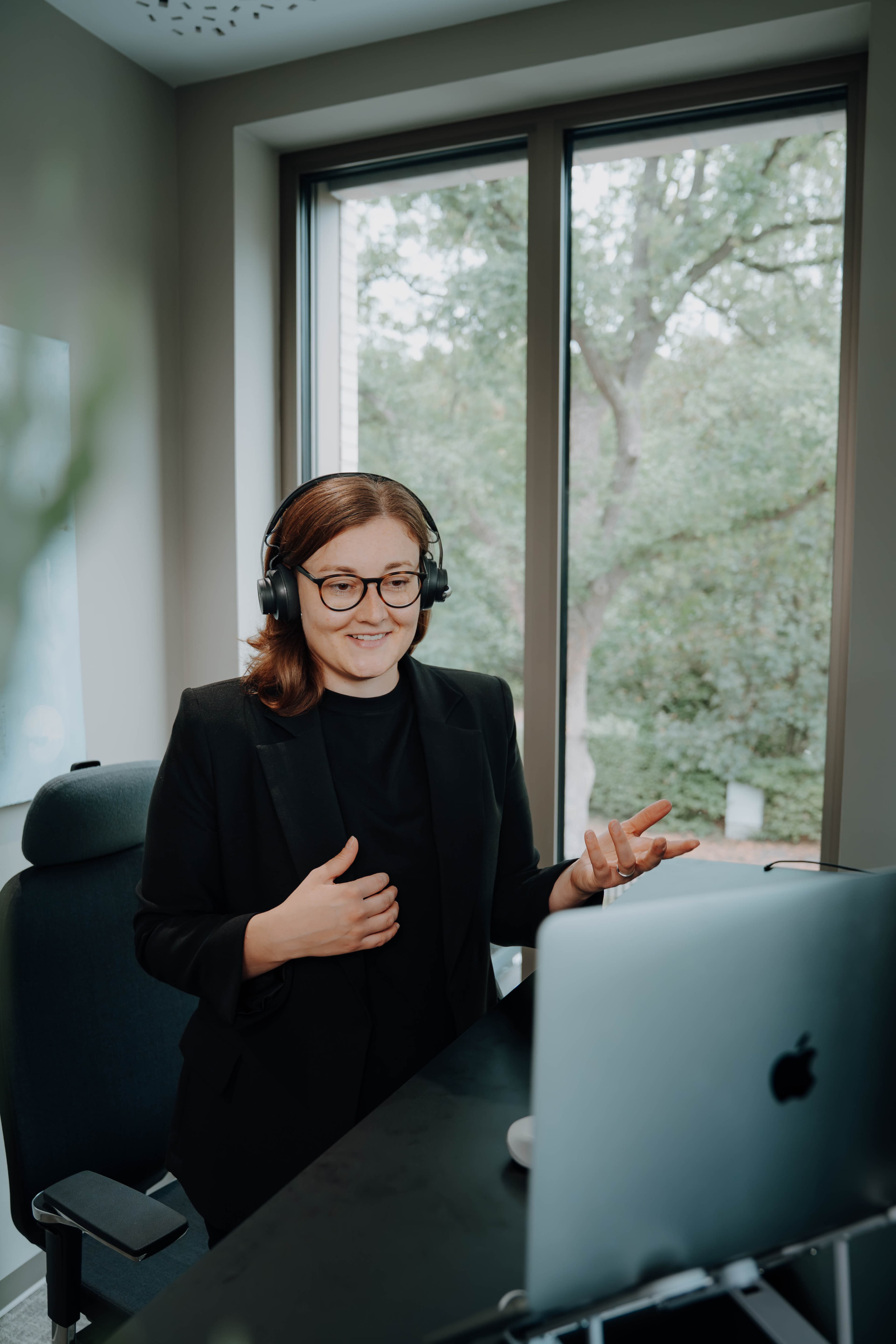 Hanna im Videocall mit Kunden zur SEO-Beratung.