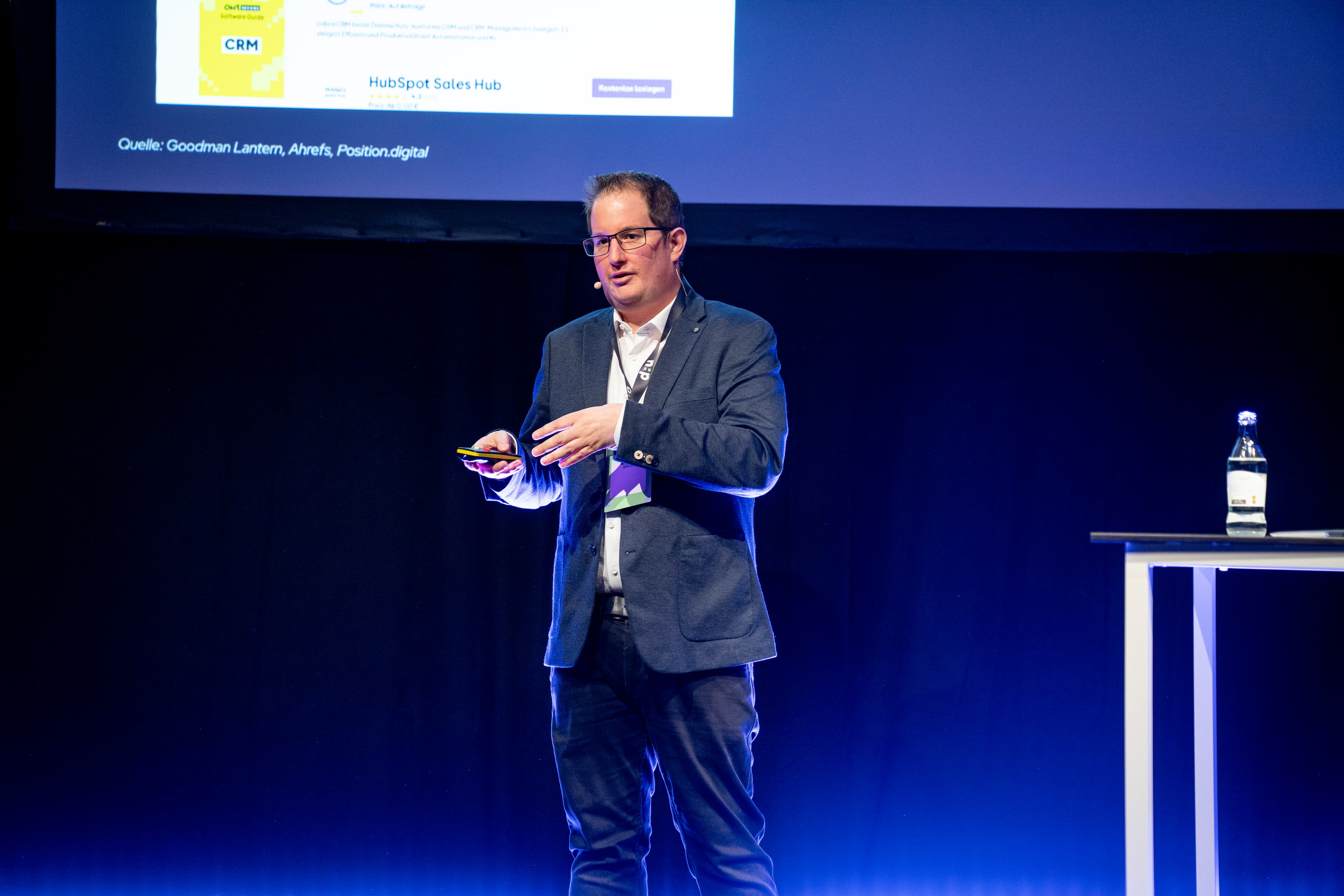 Michael Möller hält einen Vortrag auf der dunklen Bühne der data unplugged Konferenz.