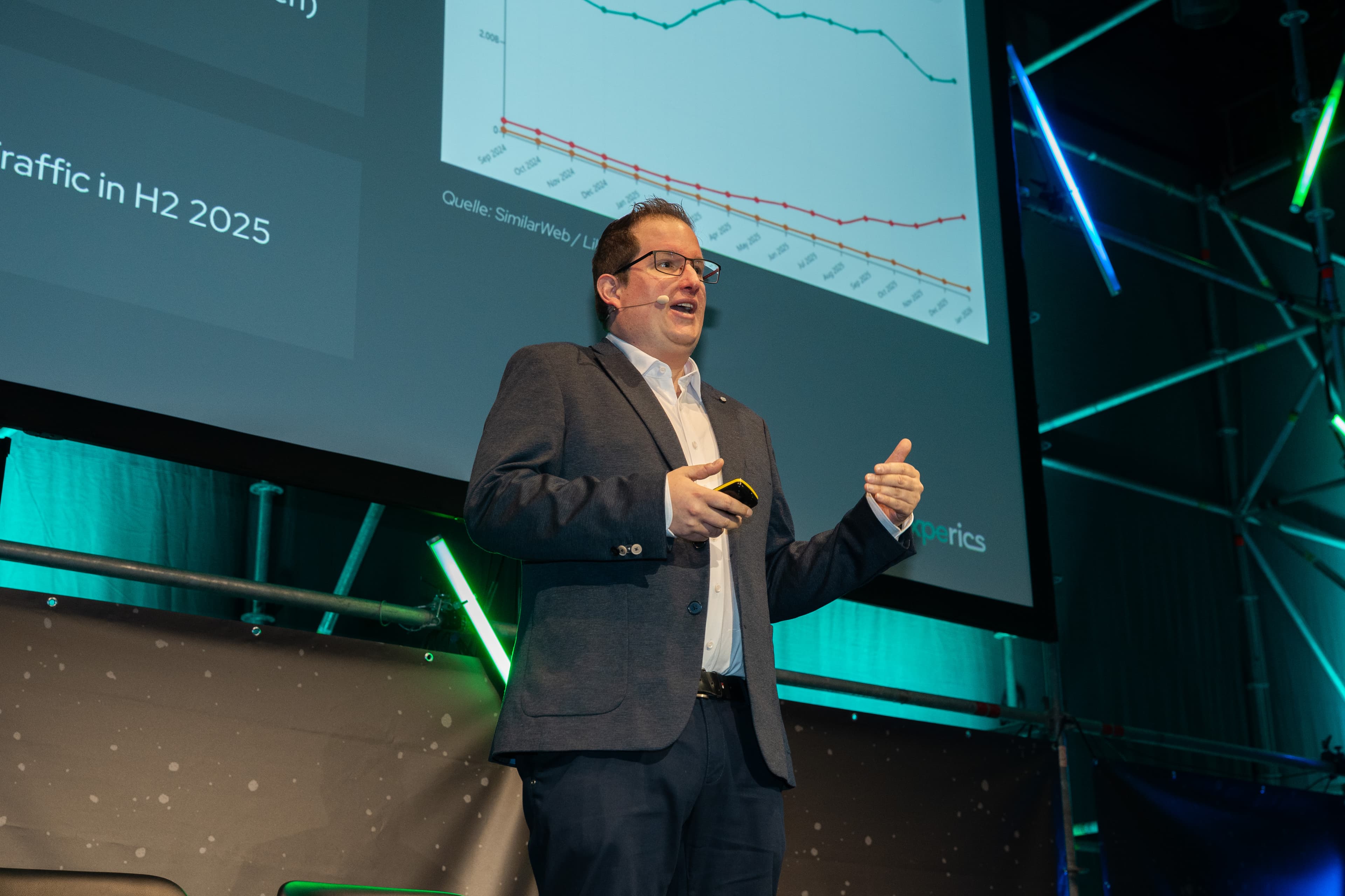 Michael Möller präsentiert SEO-Traffic-Daten auf der data unplugged Konferenz.