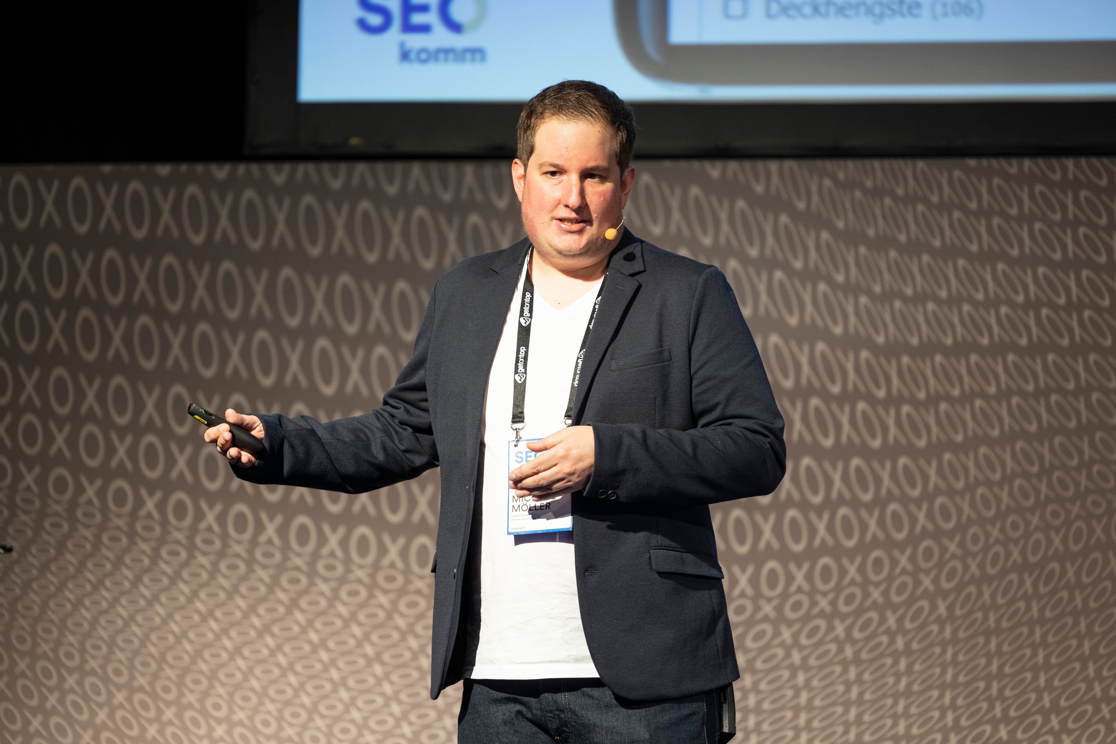 Michael Möller hält einen SEO-Vortrag auf der SEOkomm-Konferenz.