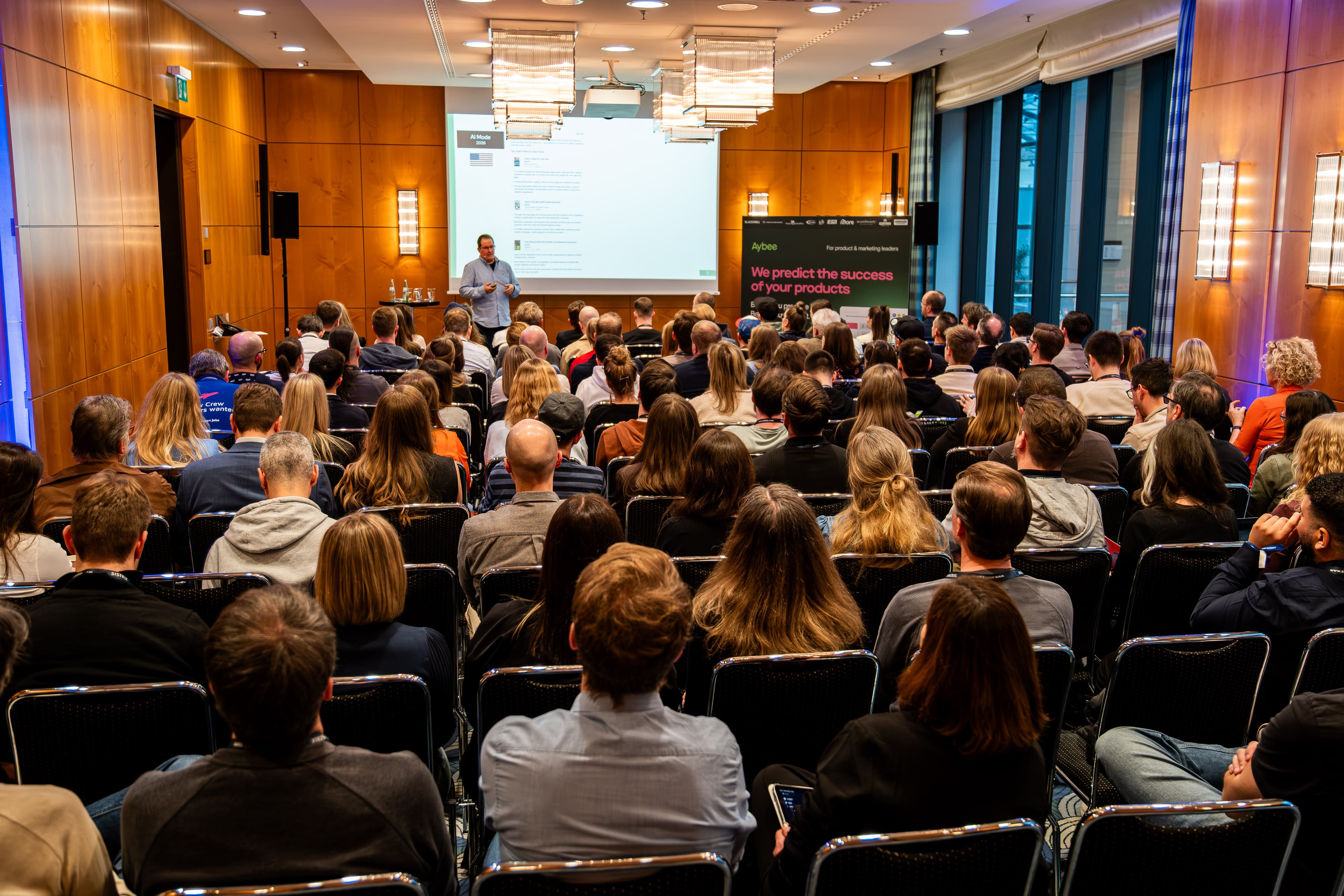 Komplettes Auditorium mit Publikum während eines Vortrags auf dem OMT-Summit.