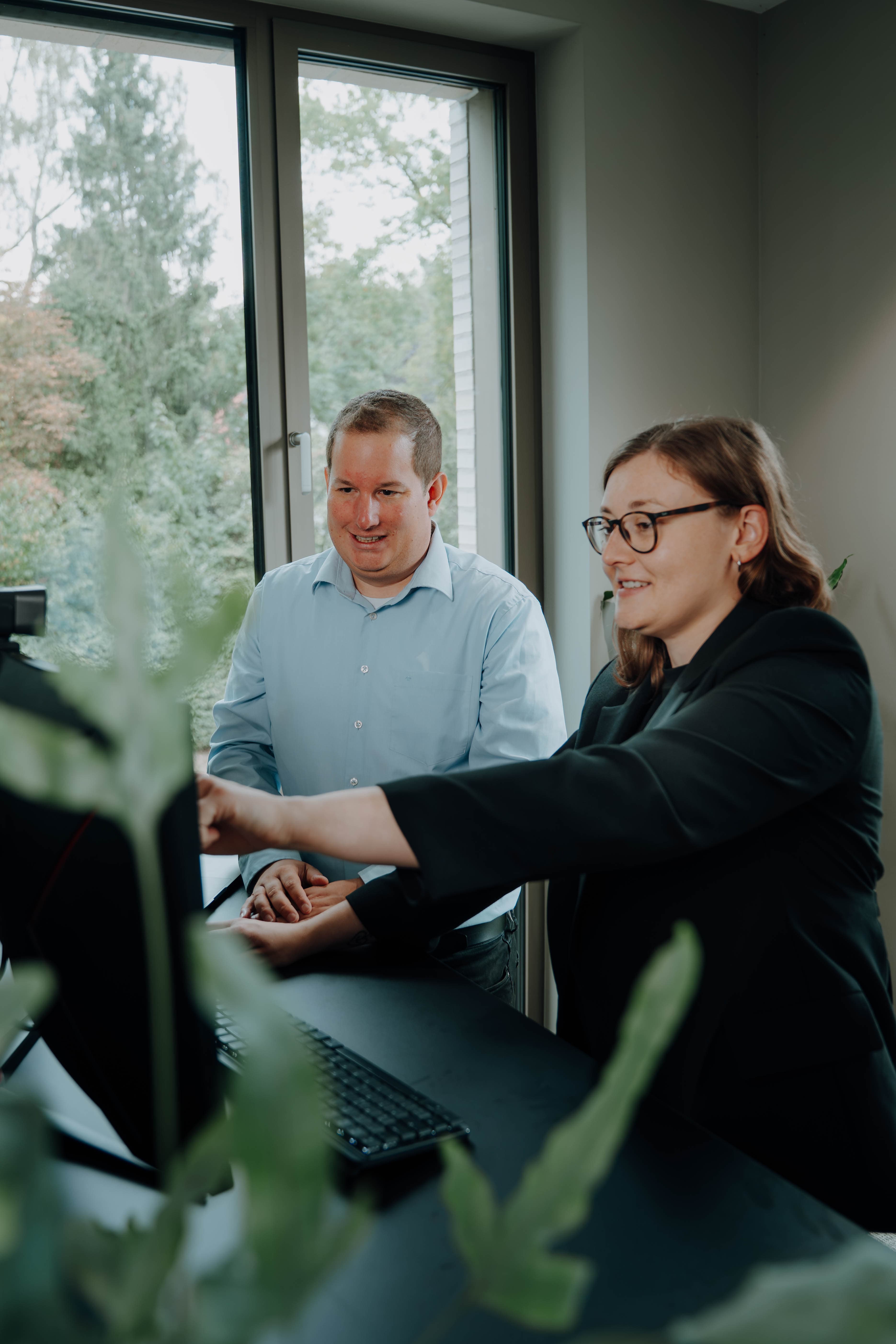 Michael und Hanna arbeiten gemeinsam am Computer.