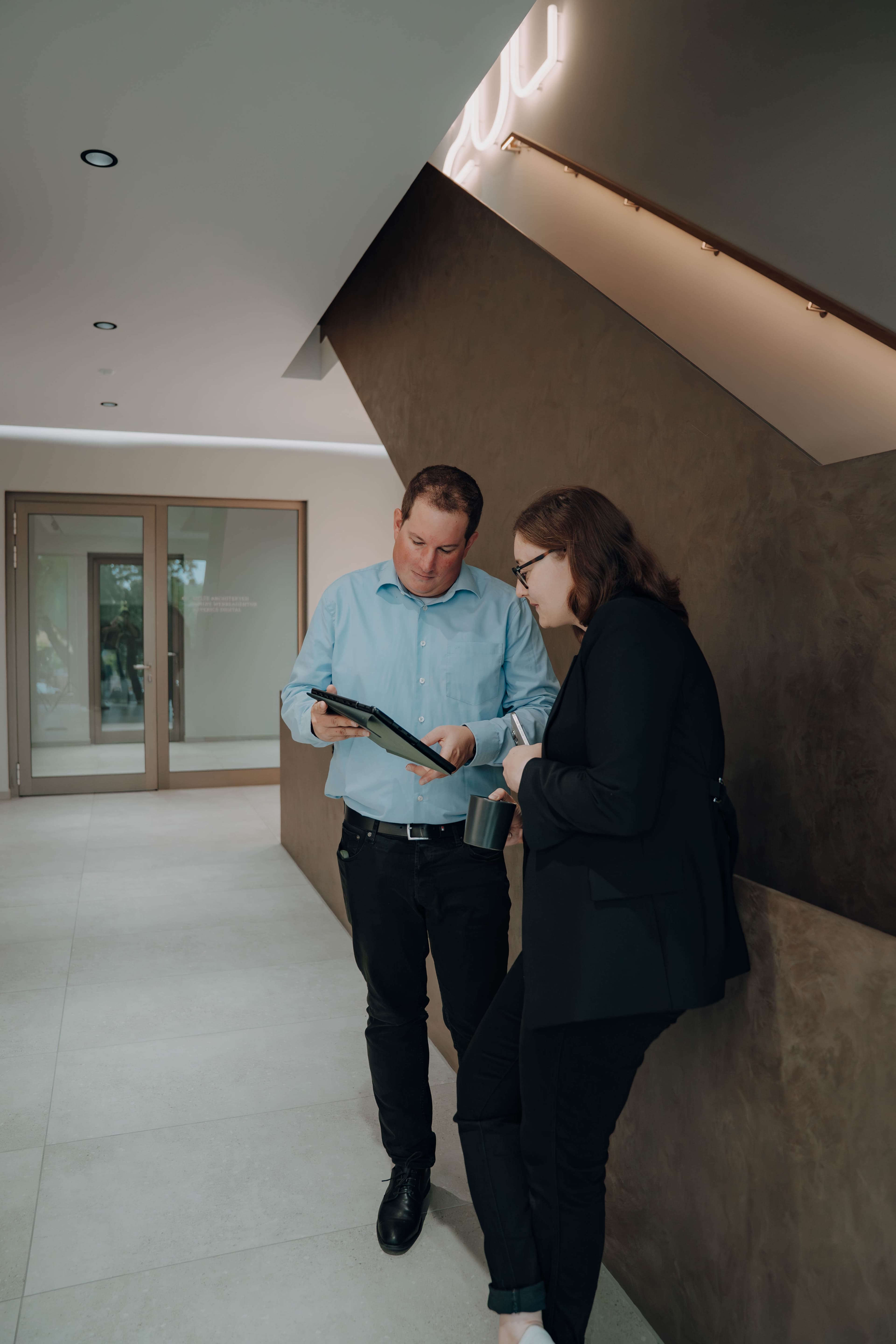 Michael und Hanna im Gespräch im experics-Foyer.