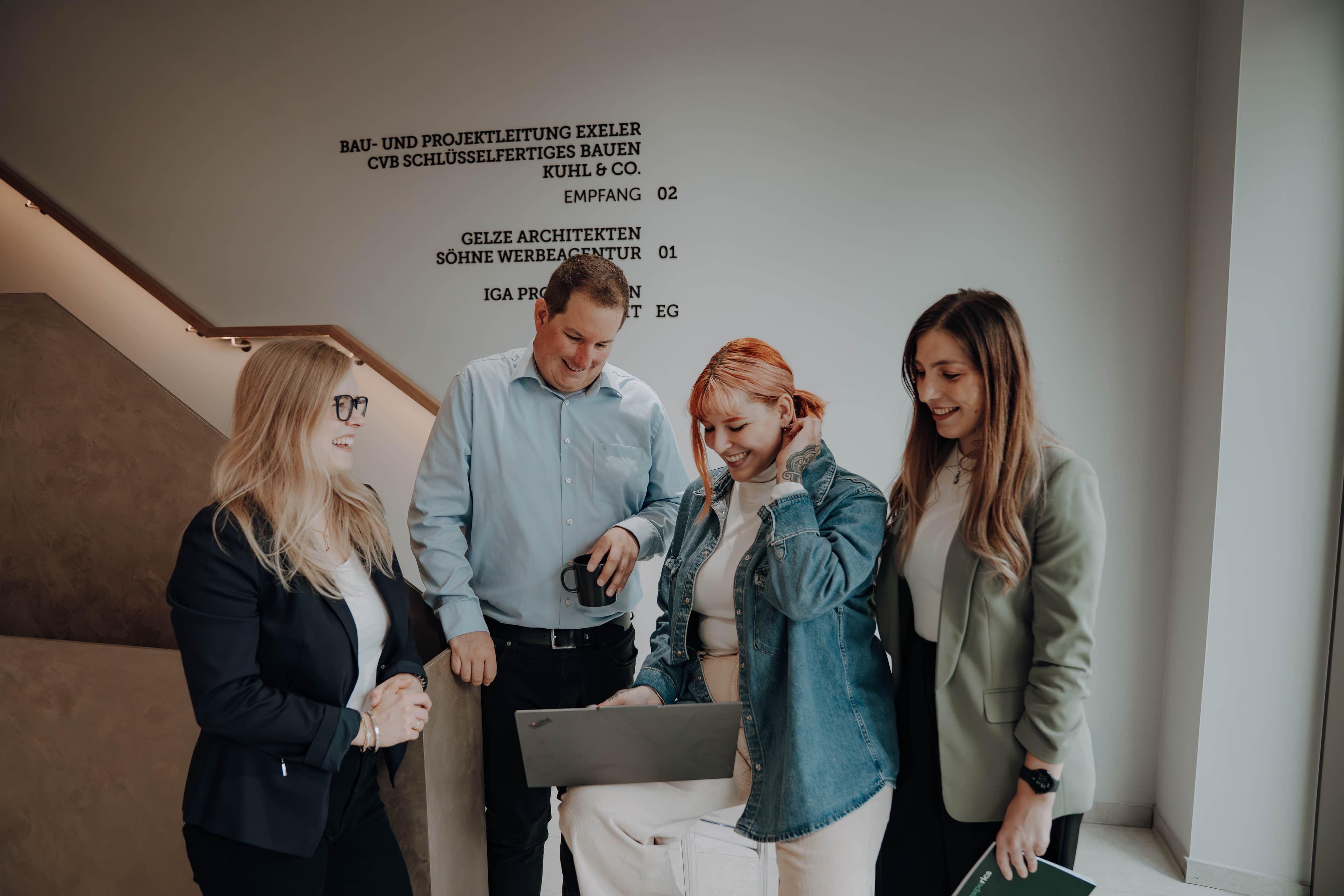 experics-Team im Foyer des Büros in Rheine.
