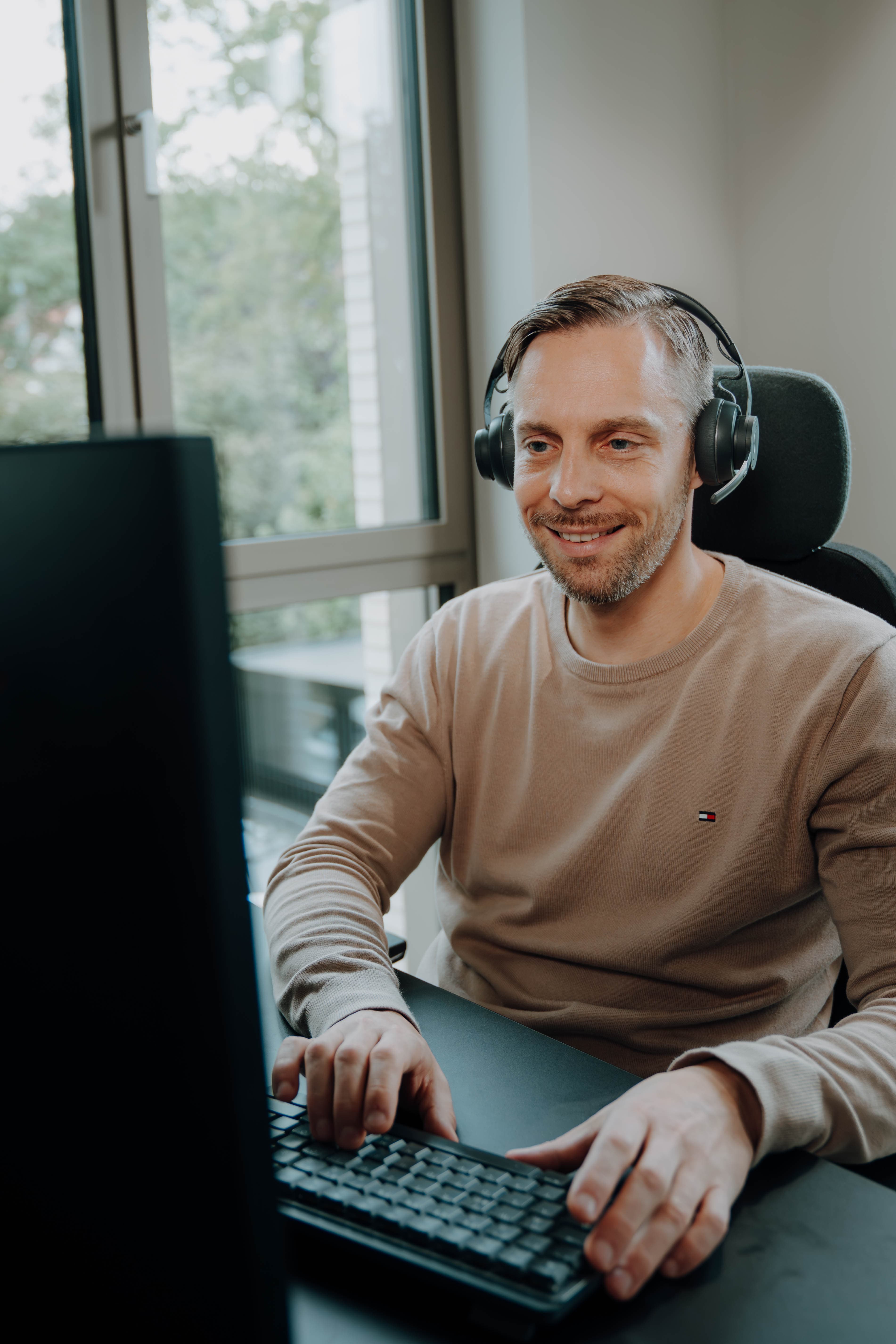 Steve, Senior Growth Consultant bei experics, im Videocall mit Kunden.